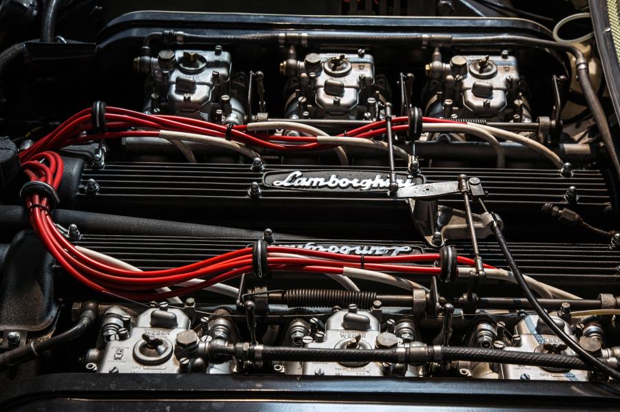 Моторный отсек Lamborghini Espada 400 GT 1968 года  (фото 11 из 22)